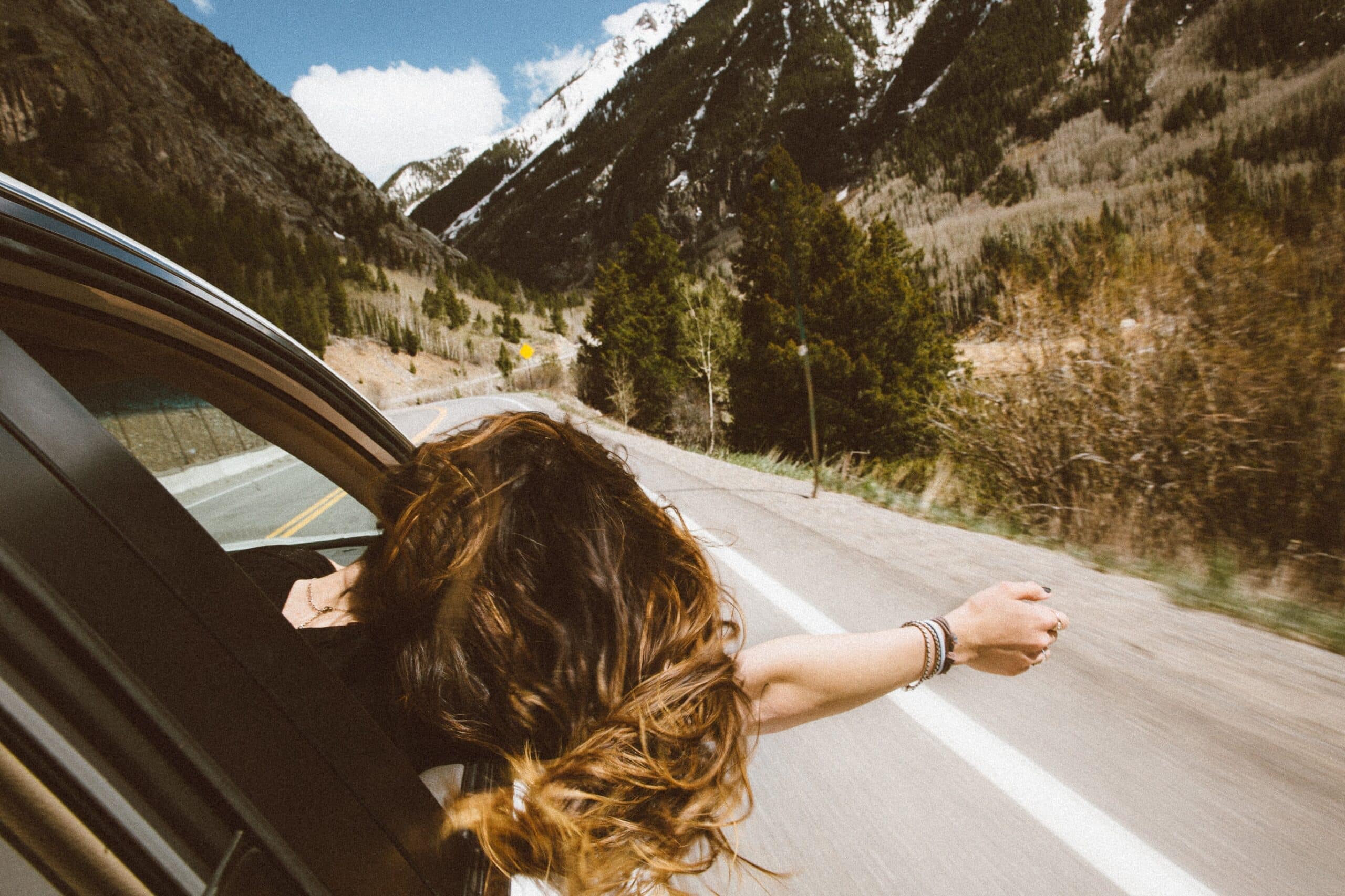 Passagère voiture cheveux au vent